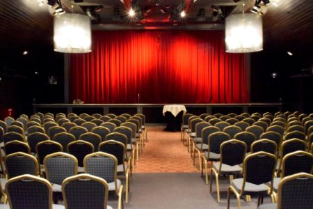 De grote zaal waar de lezingen worden gehouden